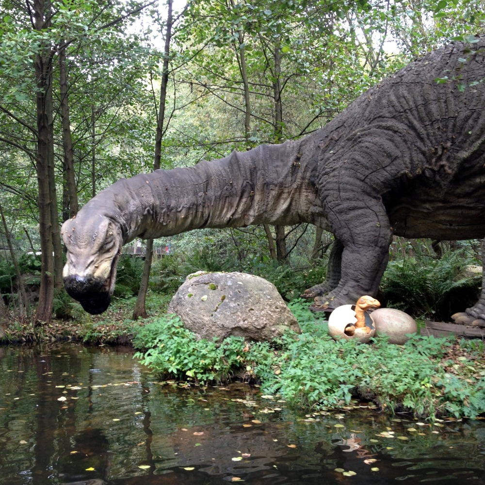 Brontosaurus mit schlpfenden Jungem