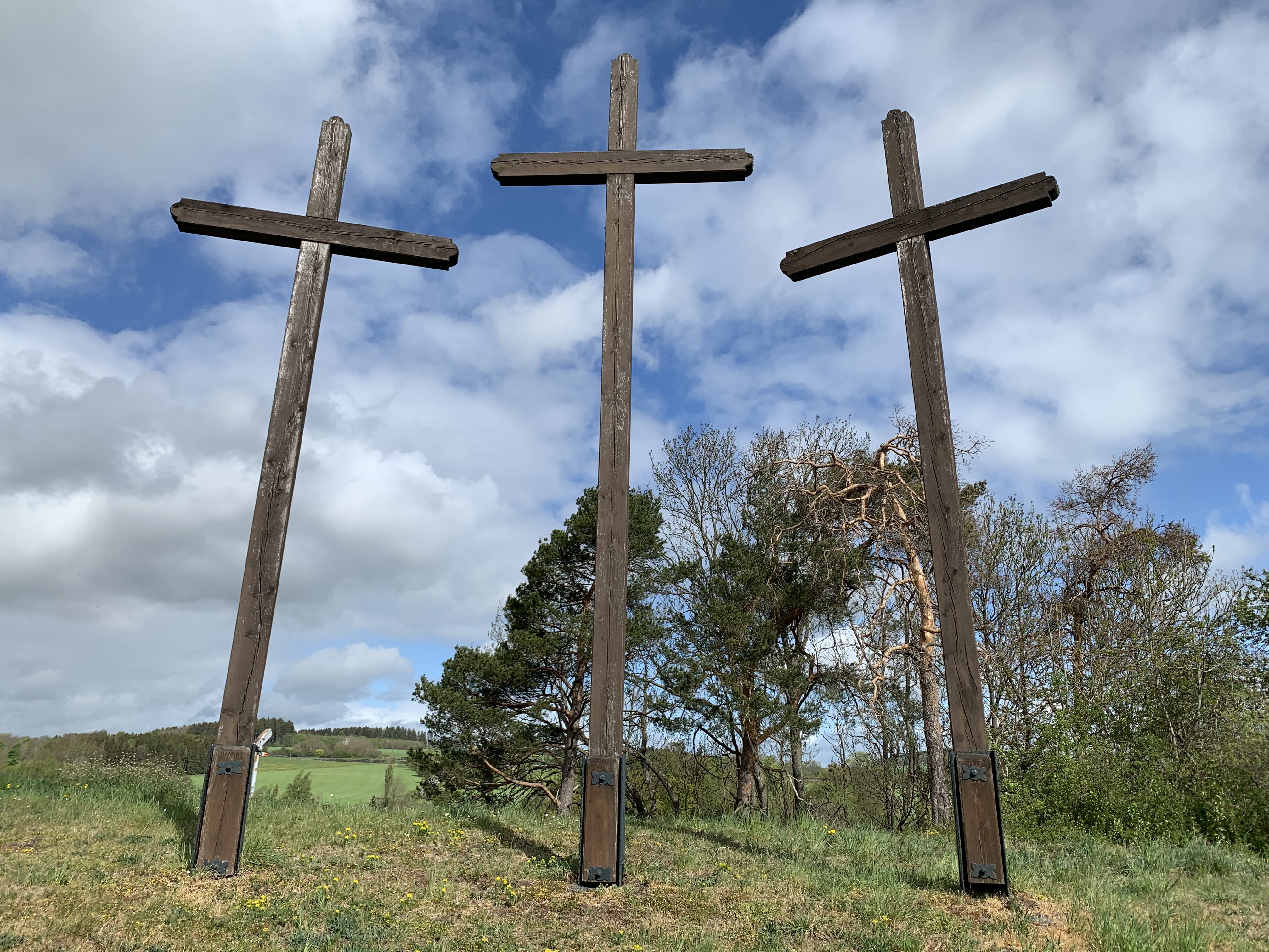 Drei sehr groe Kreuze aus Holz