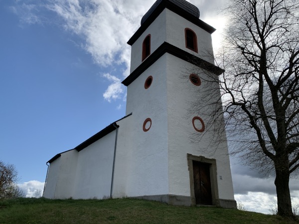 Weie Kapelle mit Glockenturm