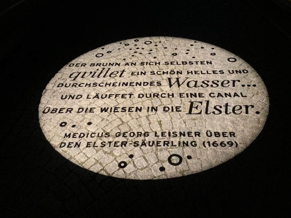 Der Brunn an sich selbsten quillet ein schne helles und durchscheinendes Wasser... und lufet durch eine Canal ber die Wiesen in die Elster. - Medicus Georg Leisner ber den Elster-Suerling (1669)