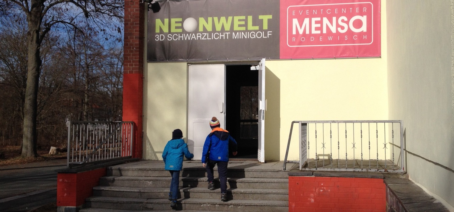 Eingang alte Mensa Rodewisch in die Neowelt zum 3D Schwazlicht Minigolf im Eventcenter Mensa Rodewisch