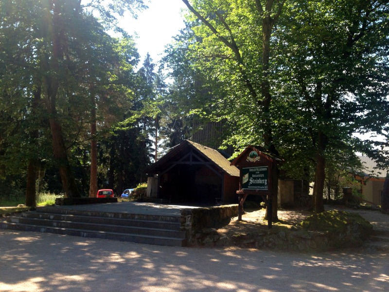 Treppen und Eingang auf steinerner Plattform zum Holzturm, Willkommensschild zur Steinberggaststtte