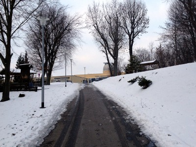 Auffahrt zur Rodewischer Sternwarte. Seiten sind mit Schnee bedeckt.