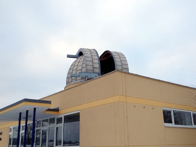 Geffnete Kuppel der Rodewischer Sternwarte auf dem Dach