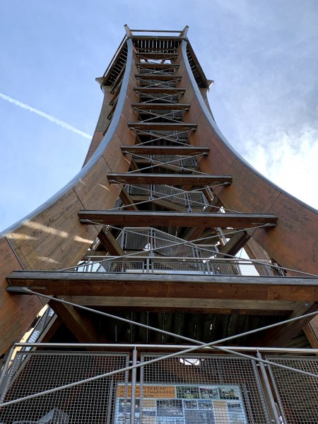 Nahansicht vom Holzturm Saaleturm