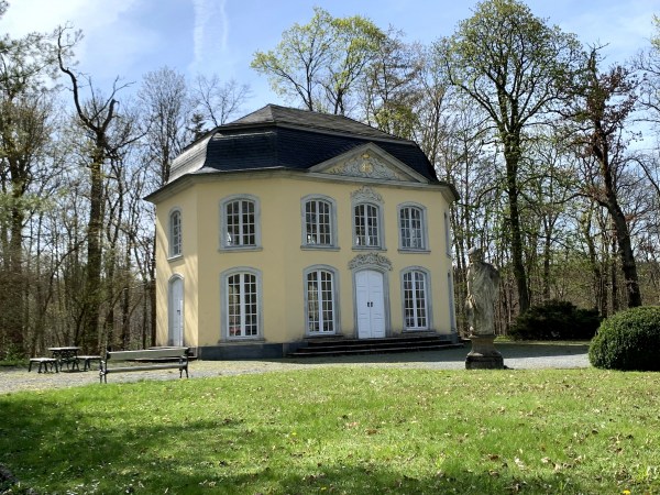 Im Park zweistöckiger Pavillion, gesehen von der Seite